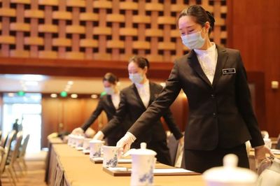 精雕細(xì)琢，盡顯大國(guó)風(fēng)范 探訪國(guó)賓服務(wù)隊(duì)，看會(huì)議服務(wù)如何繪就新時(shí)代“工筆畫”